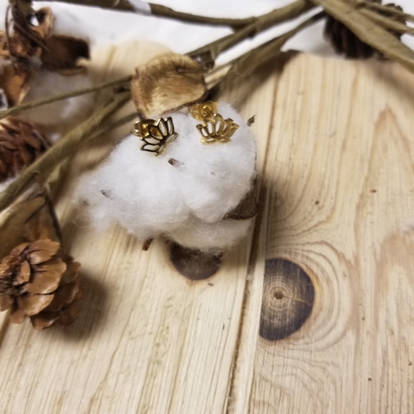 So Darling Dainty Open Lotus Flower earrings - Picture 4 of 9